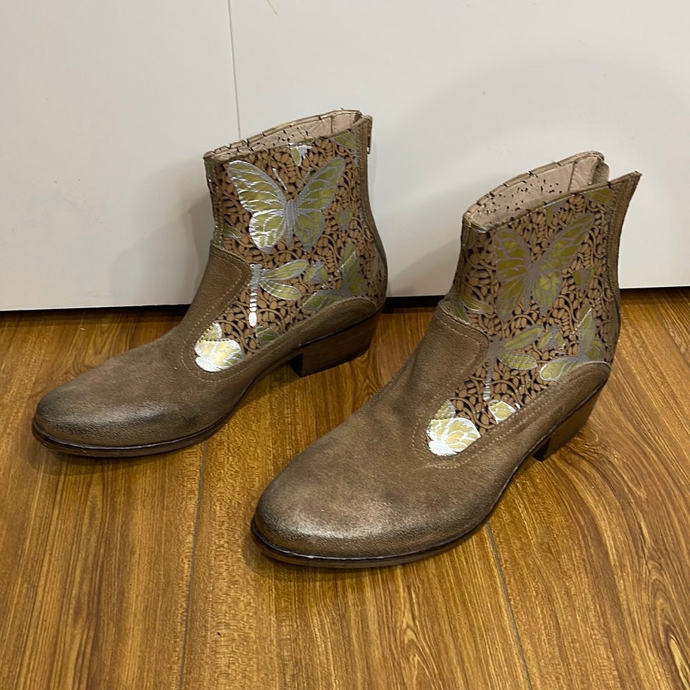 Tan Elena Iachi booties
